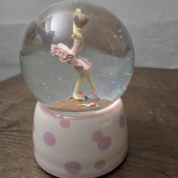 F12 NEW PINK BALLET GLITTER SNOW GLOBE BALLERINA PLAYS SWAN LAKE 6"H - Picture 2 of 7